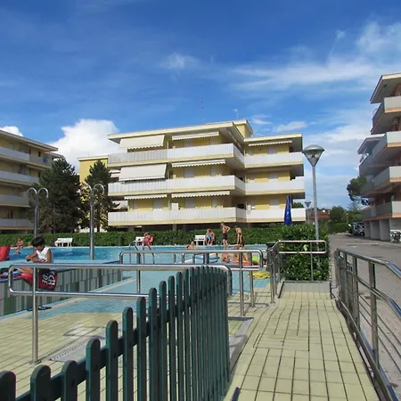 Homely With Shared Pools - Beahost 比比翁